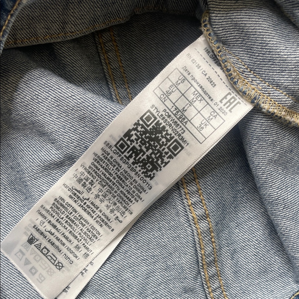 VINTAGE Guess Logo Patterned Blue Denim Jacket - Picture 8 of 10